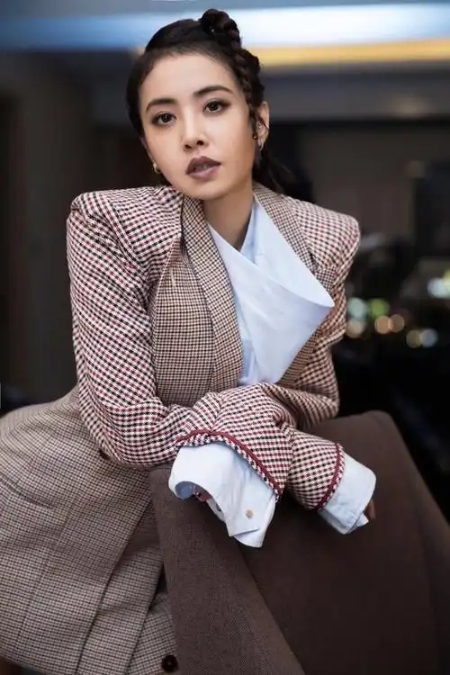 venvee:蔡依林格子西装帅气十足,收腰露出光洁长腿性感撩人!