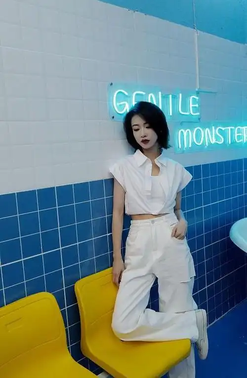 吴谨言身材真挺好穿白色短上衣小秀身材一丝赘肉都没有