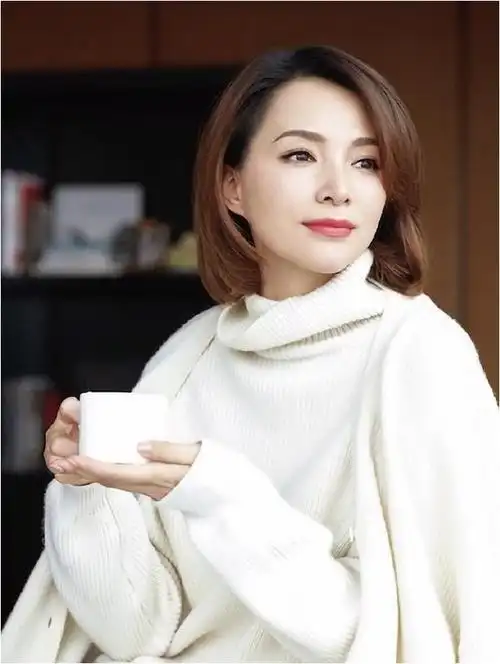 董卿近照惊艳,50岁依旧青春,儿子帅气侧脸引发关注!