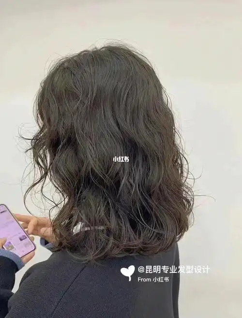 今年做什么发型当然中短发蛋蛋卷