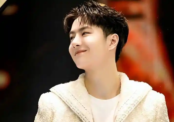 大鹏发自拍,一头金发,配绿色发带,被王一博的粉丝整活了_奥特曼_照片