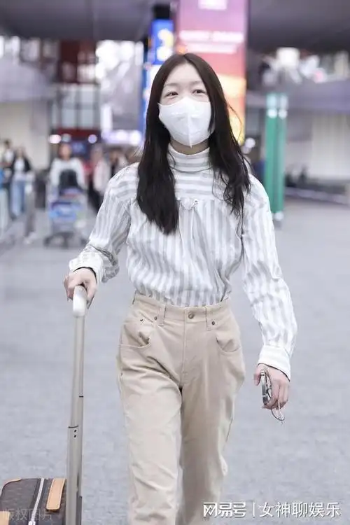 结束了巴黎时装周的行程后,周冬雨于10月5日回国,并现身北京机场.