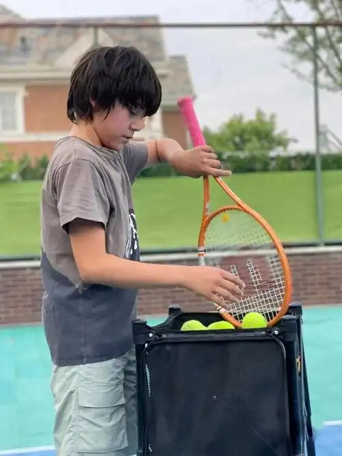 刘烨儿子近照曝光,12岁诺一学习打网球,模样帅气似"网球王子"