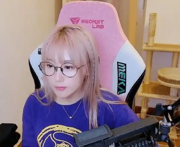 yuno居家直播,宽松蓝色t恤太松散,反差太大|直播间|美女主播|dota2