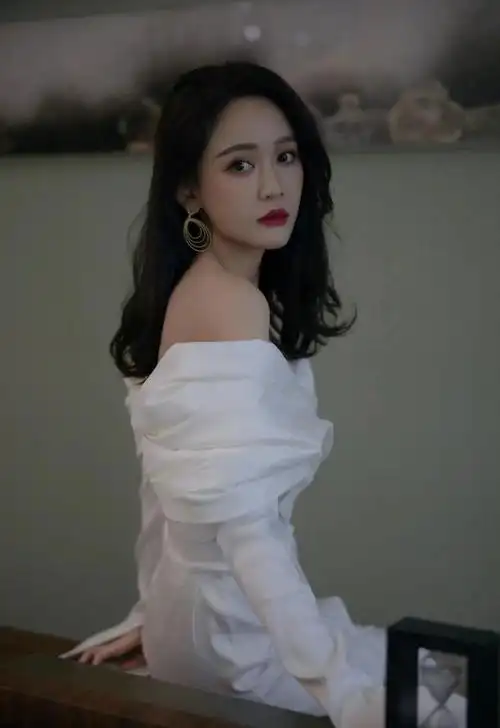 陈乔恩出席活动,一袭白色露肩拖尾长裙,美得温柔又优雅!