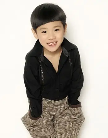 发型设计 儿童发型 >> 6岁男孩剪什么发型好看呢 6岁男孩儿发型图片