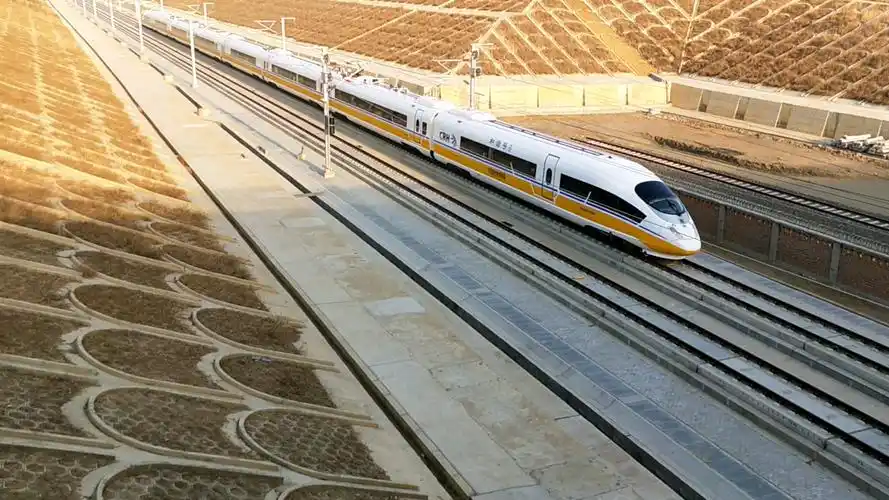 高速铁路,简称高铁,是指设计标准等级高可供列车安全高速行驶的铁路