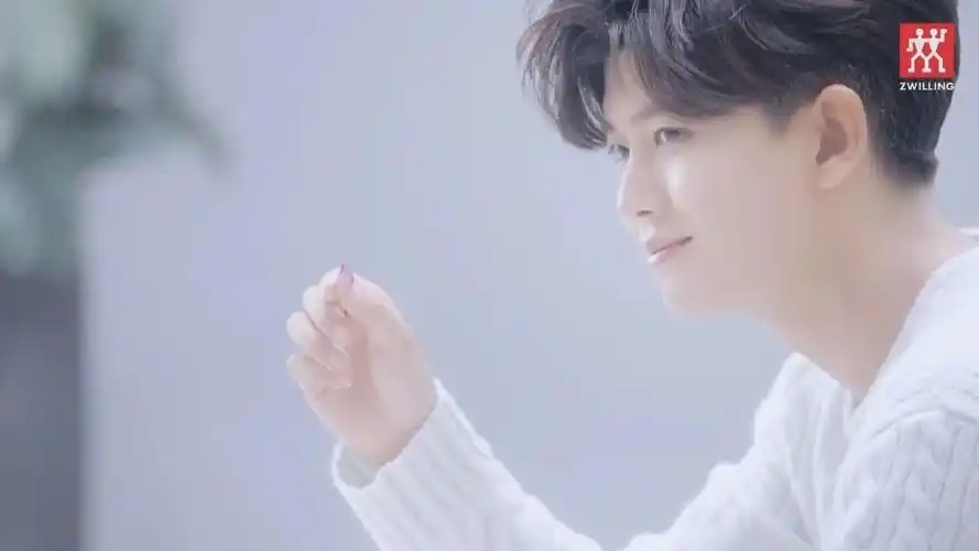 任嘉伦壁纸:我不是路人,我是一路陪你走到底的人