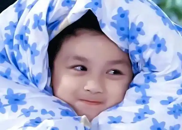 后来在6岁的时候,正巧碰上剧组去学校里面挑选小演员,吴磊就去试了一