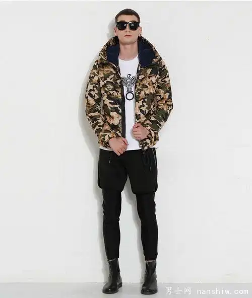 一双黑色军靴,如何搭配裤子,裤腿又该如何处理?