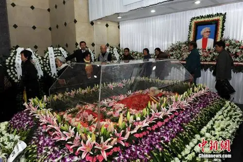 当天红线女的遗体告别仪式在广州殡仪馆举行,殡仪馆白云厅内散发着