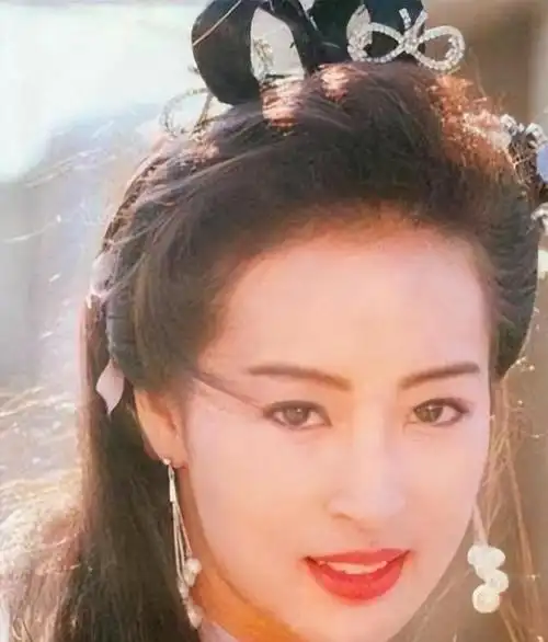 "古装皇后" 黎美娴隐退后嫁富豪,54 岁未育仍被宠如公主