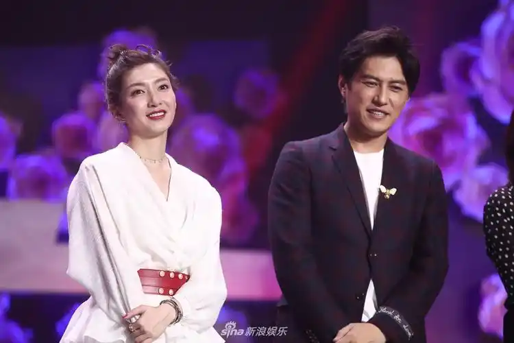 靳东左拥右抱超幸福江疏影连换两套曝少女心小秘密