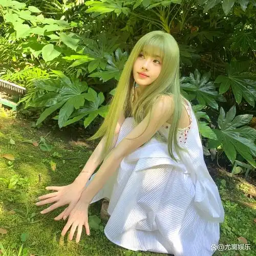 鞠婧祎六一惊喜亮相:绿发仙子,美丽与智慧并存