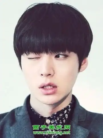 男生齐刘海蘑菇头短发给人超萌感觉