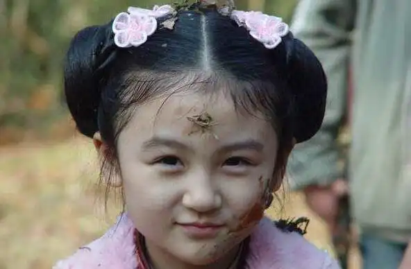 她是最丑童星,因长相被骂出国,今国外归来模样大变