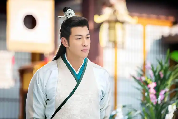 何润东,张馨予,朱一龙,李心艾等实力演员联袂主演的古装悬疑剧《花谢