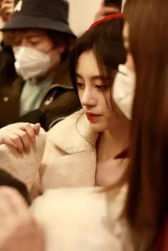 组图:鞠婧祎现身央视春晚第五次联排 妆容精致戴蝴蝶结少女感足