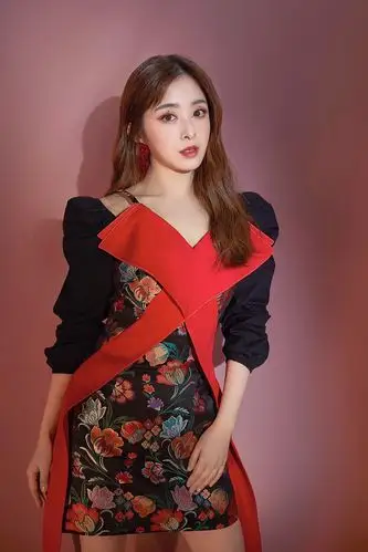 张含韵穿中国风印花裙弹古筝韵味满满