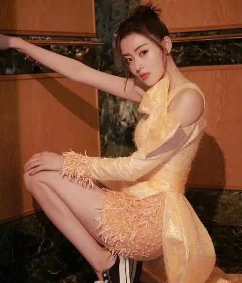 女演员张天爱身穿金黄色蝴蝶结短裙,大秀修长美腿,俏丽甜美_照片_金色