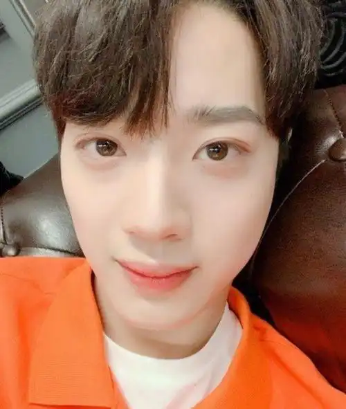 赖冠霖发超甜可爱自拍照引起网友关注的居然是自拍角度