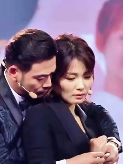 刘涛杨烁当众拥抱注意两人的表情你们看懂了吗