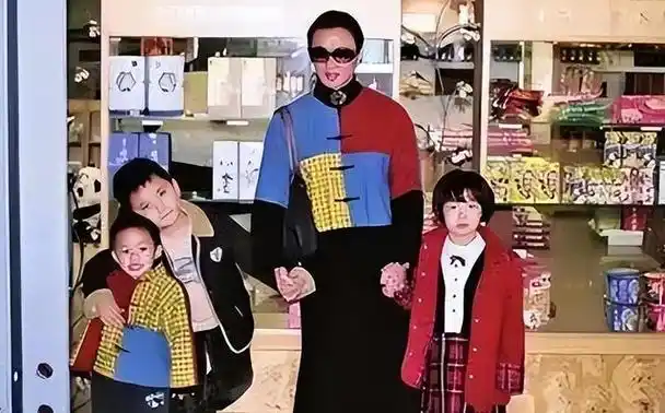 回顾金星妈妈韩颖:儿子变女儿,不惧流言蜚语,如今一家其乐融融