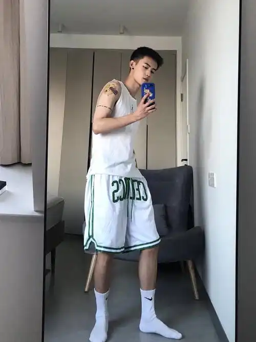 这枚又纯又欲的白袜鲜肉少年有点帅_网易订阅