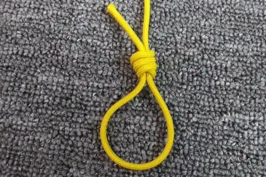 八字结,可将绳子交叉后,让绳头绕过主线,穿过线圈后拉紧;接绳结,可将