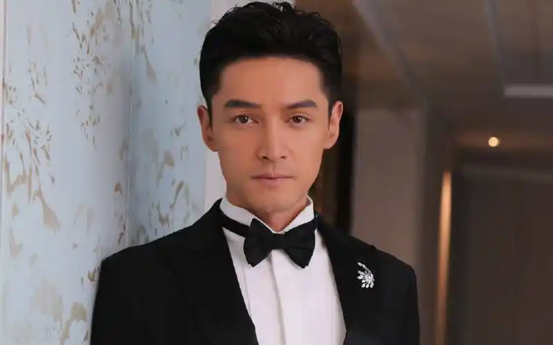 胡歌携妻逛街被拍,甜蜜互动尽显恩爱,网友:事业爱情双丰收!