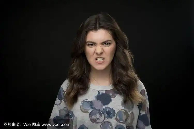 愤怒年轻女性的肖像