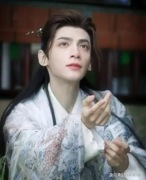 最近罗云熙新剧《长月烬明》热播,饰演的詹台烬又一次惊艳到我了,再加