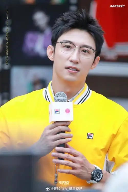 武汉文娱一线#今日武汉,黄景瑜现身品牌活动.