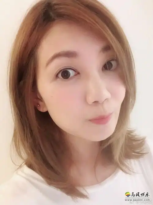 梁静茹微博晒出一组自拍照:照片中的她笑容满面,皮肤水嫩,嘟嘴卖萌