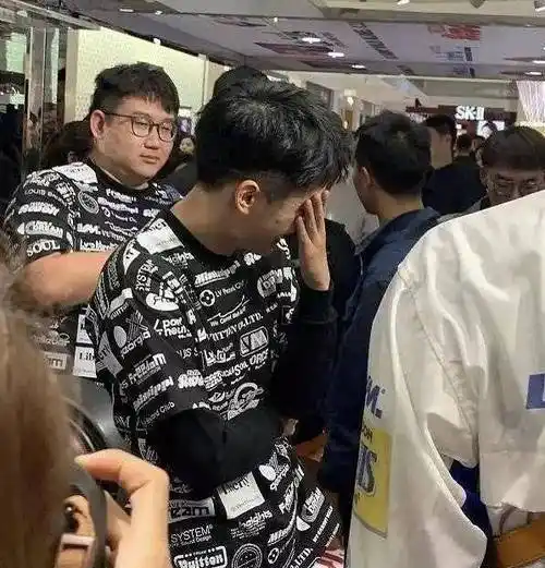 刘昊然和胖大哥撞衫了!