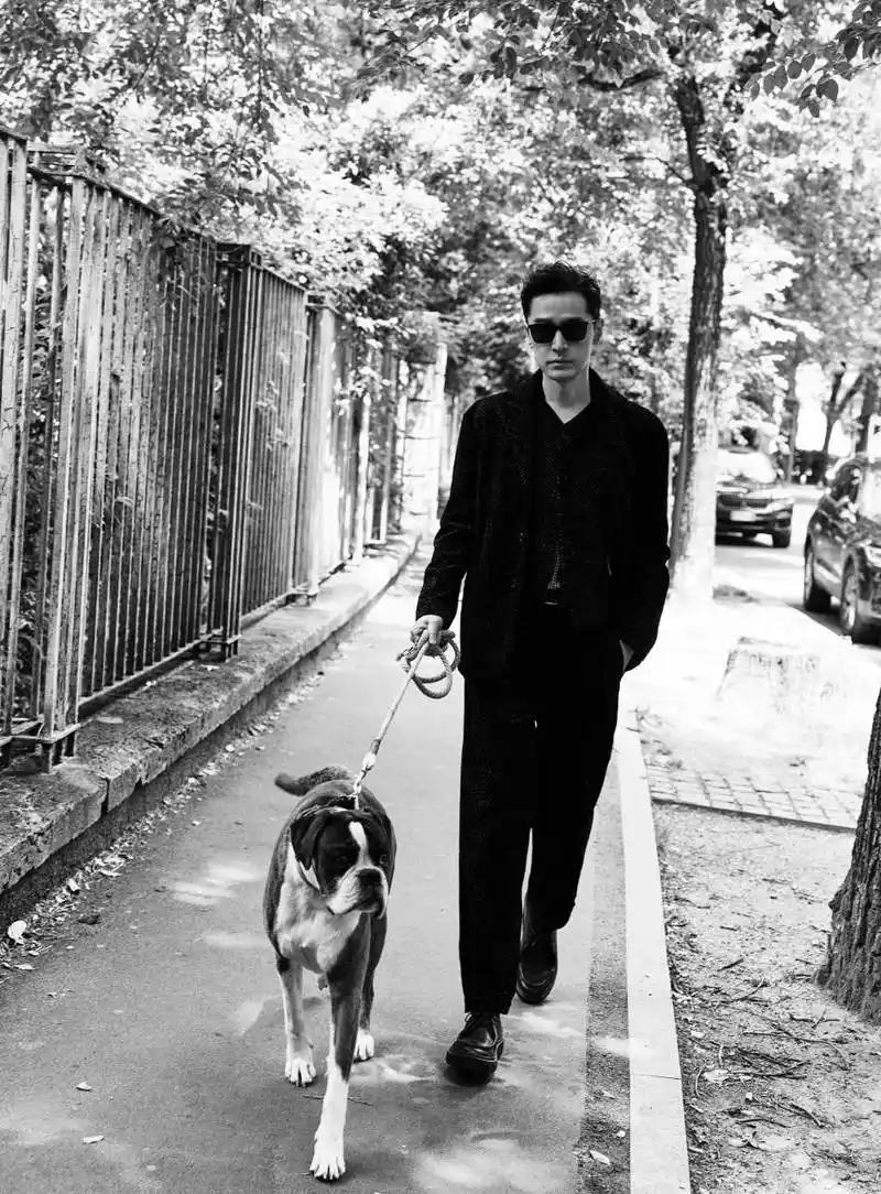 《繁花》里"宝总"阿玛尼西装不离身,胡歌三件套亮相超酷雅!