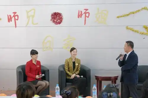 嘉宾老师针对毕业生的经历和个人特点展开访谈,毕业生从他们的职场