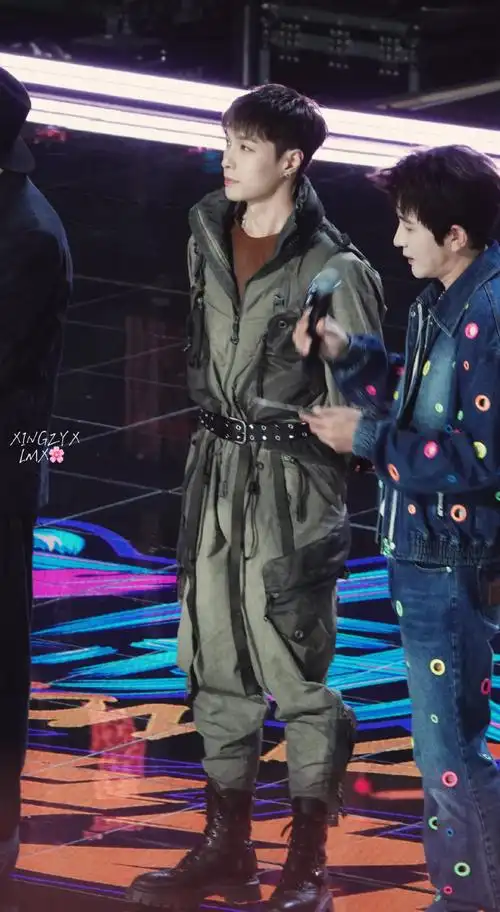 张艺兴[超话]#翻相册发现有些图还没发出来 发几张全身的～～ 真岛妹