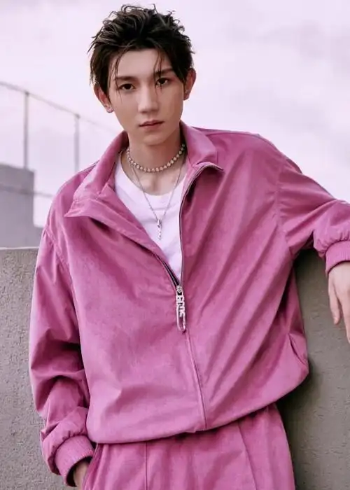 不愧是拥有千万女友的男人王源穿运动装少年感与男性魅力兼具