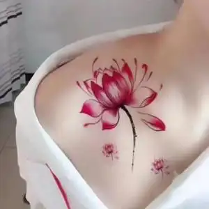 锁骨纹身图案女胸口