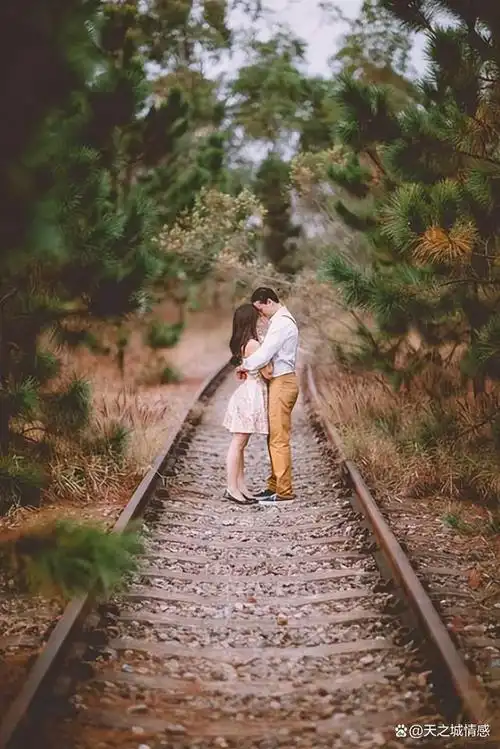 他的眼睛里充满了温柔, 他的嘴唇