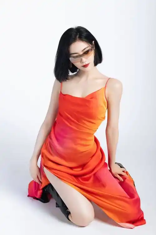 许佳琪红色吊带连衣裙性感写真,一头黑色长发披肩,妆容精致五官立体