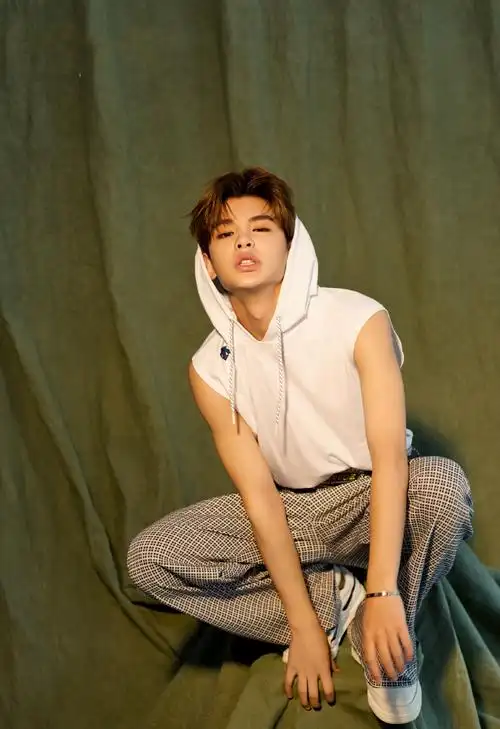 黄明昊帅气时尚写真图片