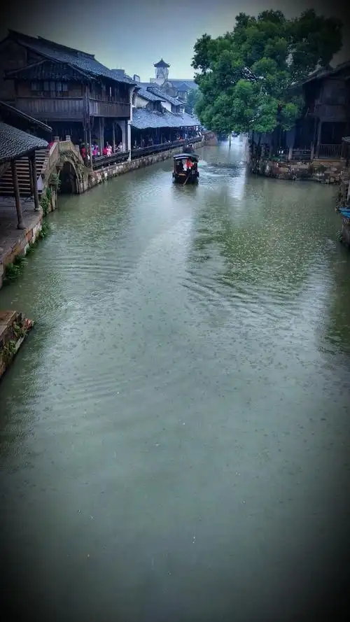 雨中的乌镇烟雨蒙蒙如画,朦胧而充满美感