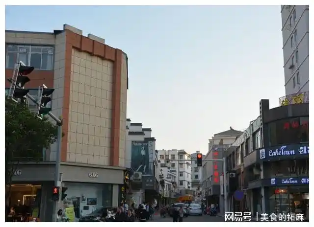 多少人感叹你岁月的变迁,vs阜城大街直观地展示阜宁改革开放40年的