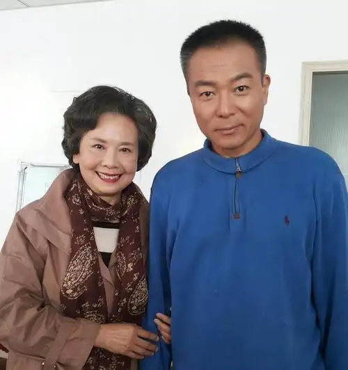 影帝谢园两段婚姻没有孩子离世两年后妻子的选择让人泪目