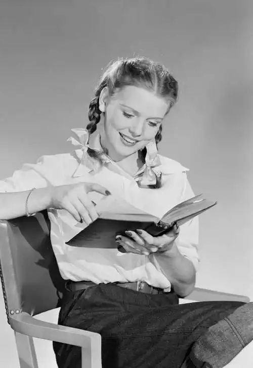 成年人,一个人,坐,微笑,竖图,黑白,椅子,欧洲,欧洲人,仅一个年轻女性