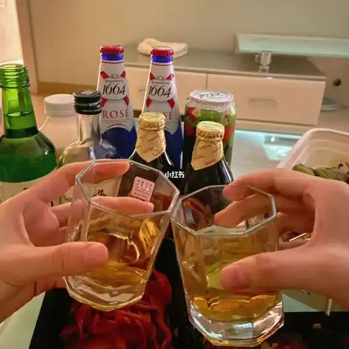 跟闺蜜开个房间喝点小酒到微醺,然后直接睡觉,不用化妆,这样的日子