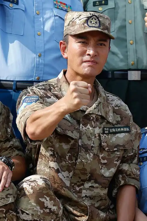 逗比变硬汉贾乃亮变兵哥哥握拳秀肌肉表情坚毅