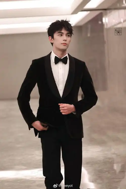 有一天吴磊在跑步,我冲上去就把他绊倒了